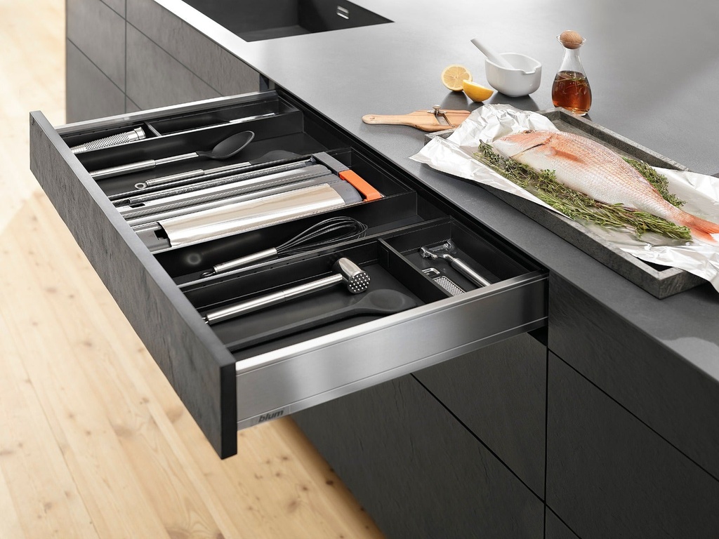 Cortador_de_pl_stico_y_aluminio_Blum_AMBIA-LINE_para_organizaci_n_de_cajones_de_cocina_2.jpg