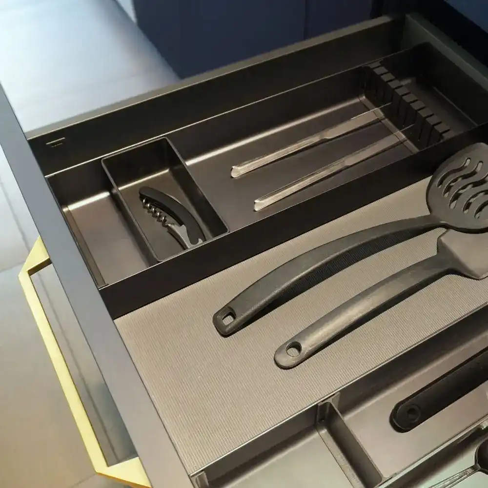 Cuchillero_REVEAL_sencillo_con_caja_de_organizaci_n._472_x_150_mm._altura_51_mm._Aluminio_anodizado_ANTRACITA_7.webp