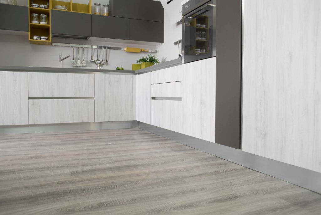 Zoclo_KELLY_para_gabinetes_de_cocina_acabado_aluminio_3.jpeg