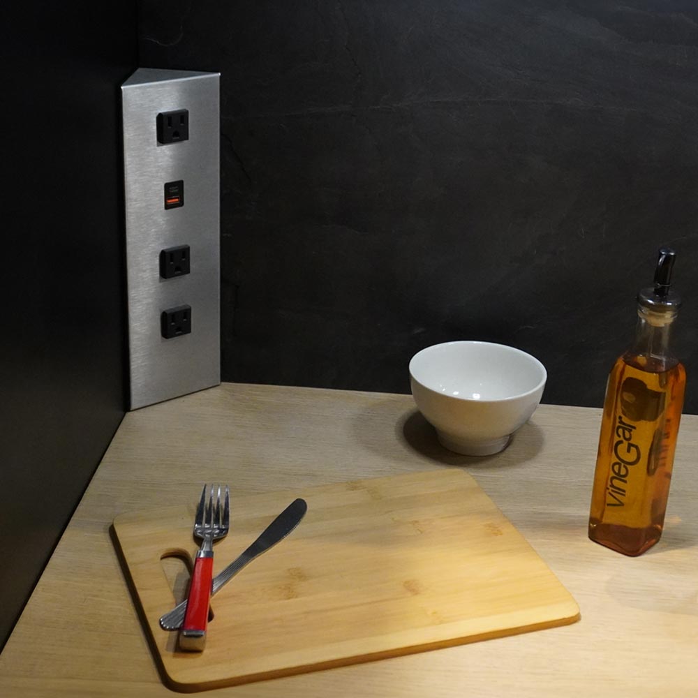 MULTICONTACTO COUNTRY PARA ESQUINA, 3 SOCKETS, 1 PUERTO USB A, 1 PUERTO USB C, ACABADO INOX CON NEGRO